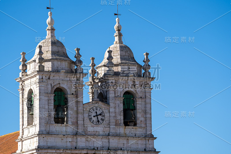 葡萄牙纳扎尔的圣母圣堂(Santuario de Nossa Senhora)教堂映衬着蓝天