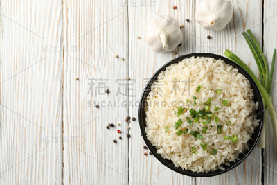 构图以一碗美味的米饭为背景，俯视图
