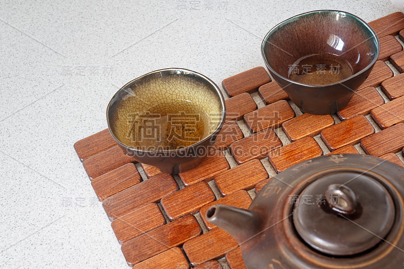 茶具放在木基板上