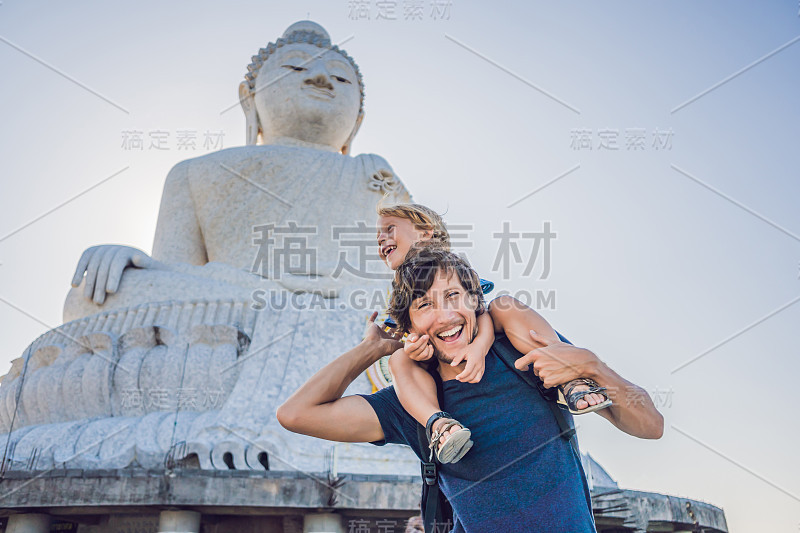 父子游客上大佛造像。建在泰国普吉岛的一个高高的山顶上从远处能看到吗