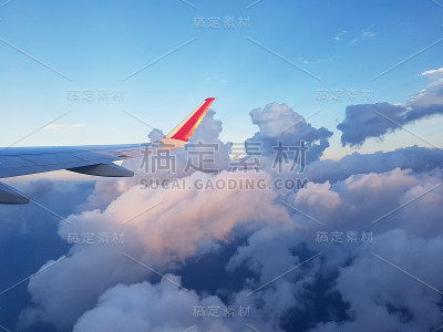 图像通过飞机窗口到喷气发动机