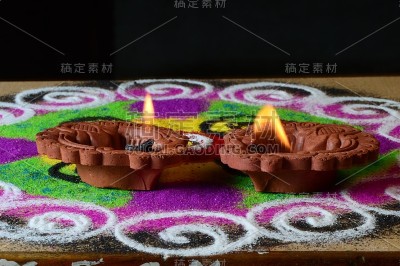 粘土灯盏在排灯节庆祝期间点燃，以兰高利为背景