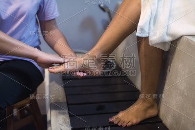 美容师给女人洗脚后再按摩