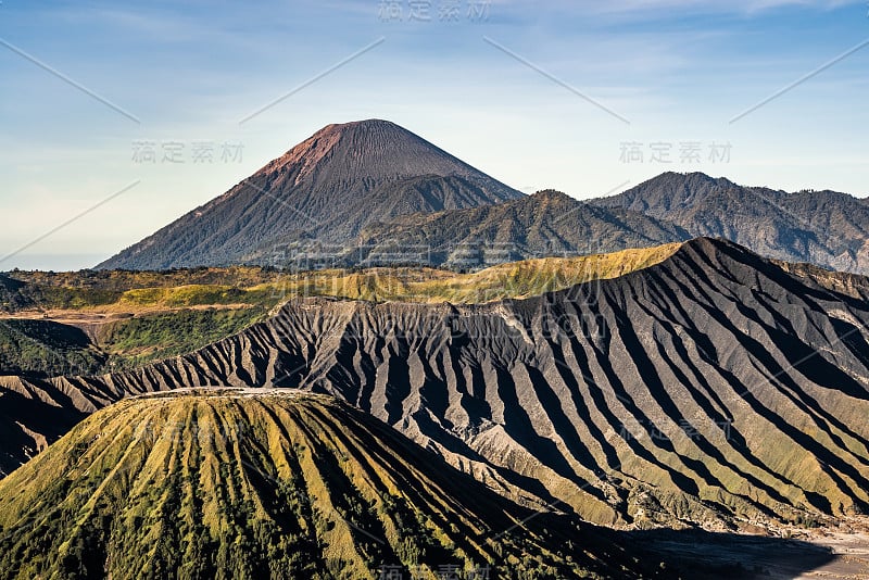 布罗莫，巴托克，塞默鲁火山上的日出。溴是一座活火山