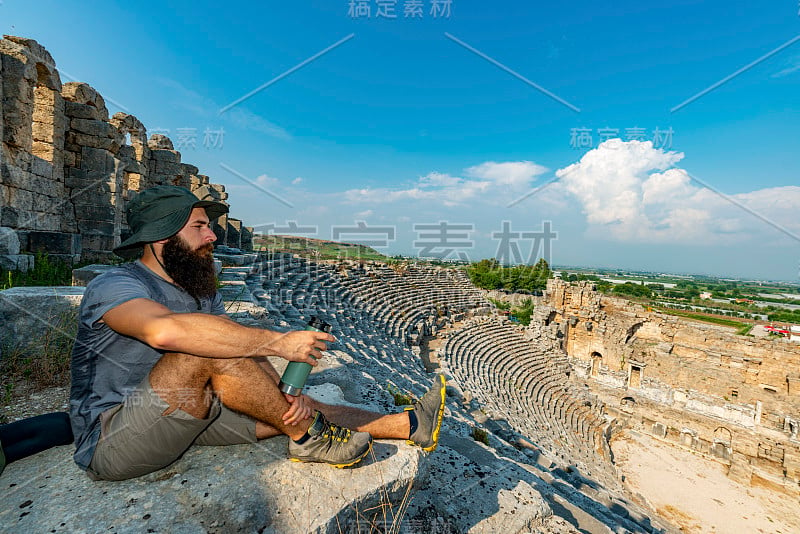 土耳其安塔利亚阿克苏- 2018年8月5日。佩尔吉古城和遗址的徒步旅行者。