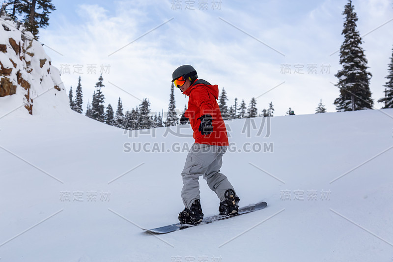 一名男性单板滑雪运动员正在滑雪道上滑行