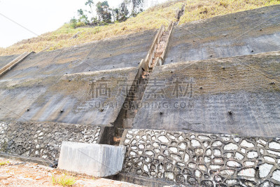 沿丘陵地形的斜坡和挡土墙