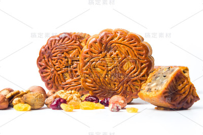 传统自制月饼与榛子核桃葡萄干隔离