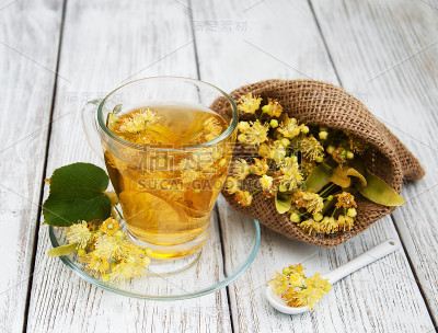 一杯有菩提花的花草茶