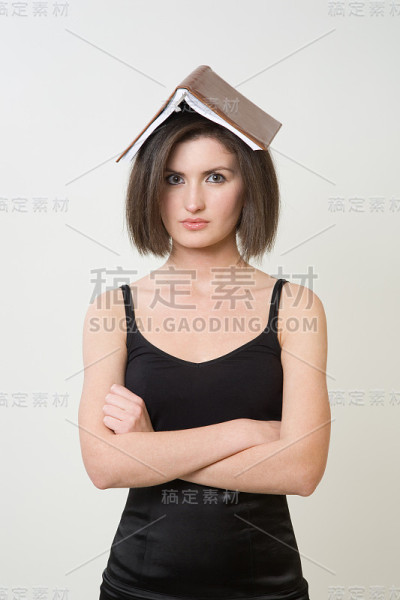 头上顶着书的女人