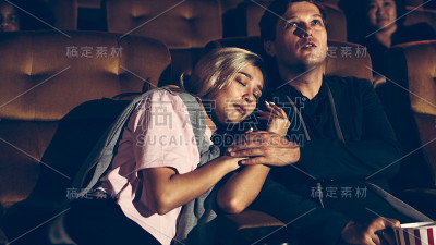 人们在电影院看电影。