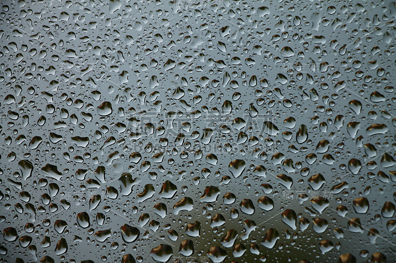 小雨打在窗口