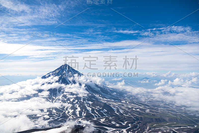 俄罗斯堪察加半岛的科里亚克斯基火山。位于堪察茨基petropavlovsk市北部35公里处的活火山。