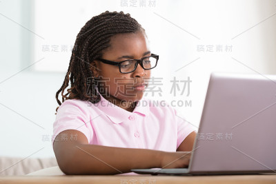 非洲女孩在笔记本电脑上学习