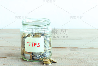 硬币在罐中与小费标签