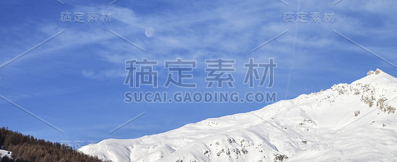 冬季高山上的雪道斜坡