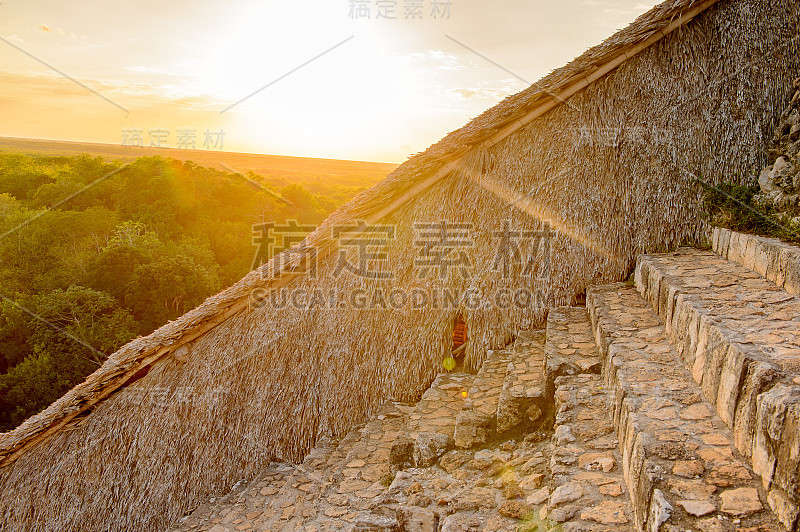 卫城是Ek' Balam最大的建筑，里面有一位统治者Ukit Kan Le'k Tok'的坟墓。这是