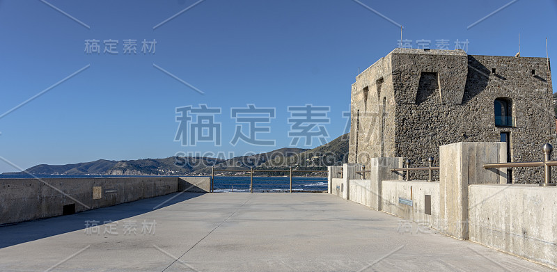 风景如画的阿恰罗利村，来自意大利西兰托海岸