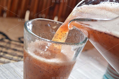 天然苹果和肉桂饮料