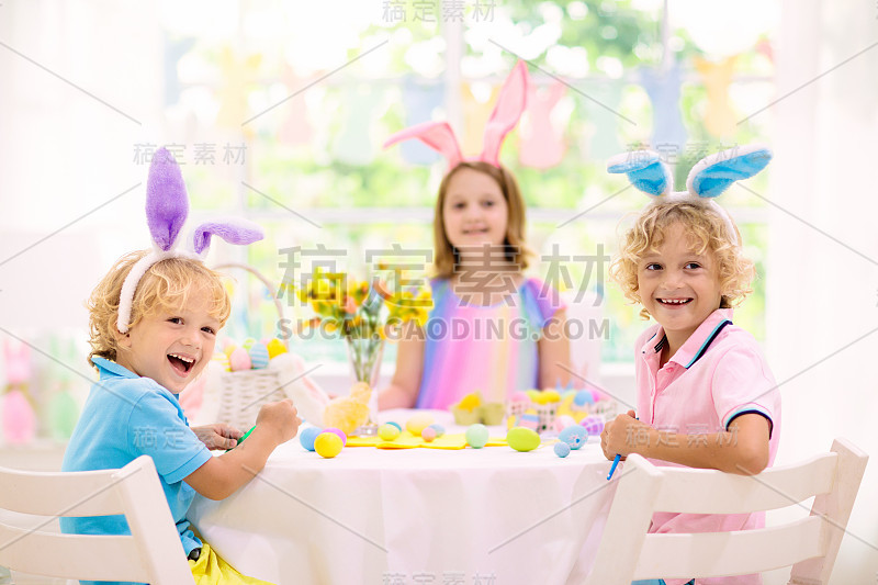 寻找复活节彩蛋的孩子们。孩子染料鸡蛋。