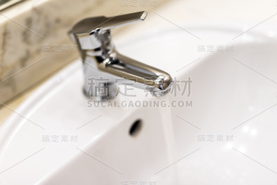 洗脸盆和水龙头在家里用滴水器