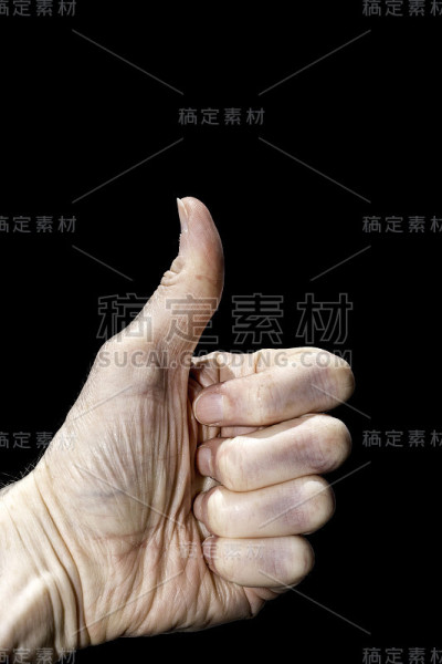 手竖起大拇指表示一切都好。