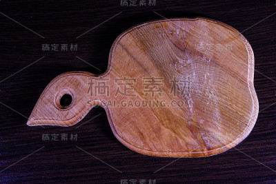 砧板放在深色的木桌上。俯视图