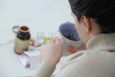 躺在床上的年轻妇女