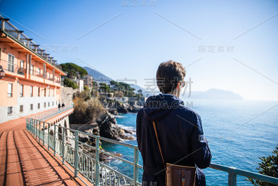 海边探险的人