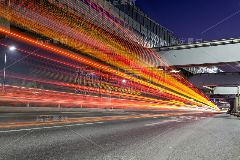 夜间高速公路上有亮光