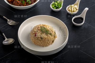 素菜炒饭配满洲菜盘