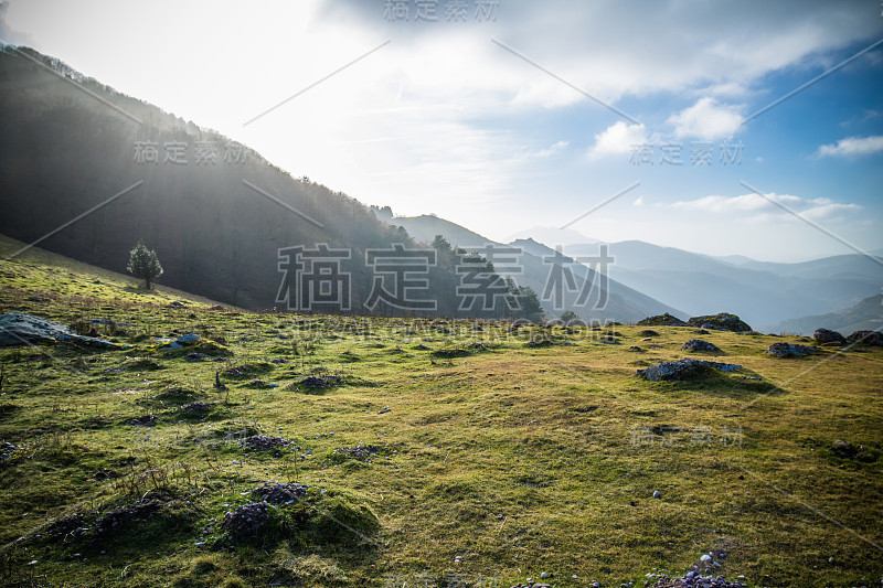 风景秀丽的乡村，蓝天山远足景观，法国巴斯克地区