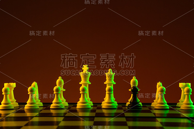 国际象棋棋子，黑卒，白卒，棋盘上的银棋子，游戏。间谍、间谍、对抗、职业、竞争、创业、脑力激战的概念。