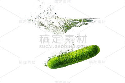 黄瓜与喷雾隔离白色。