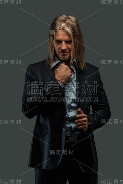 穿西装的长发男子。