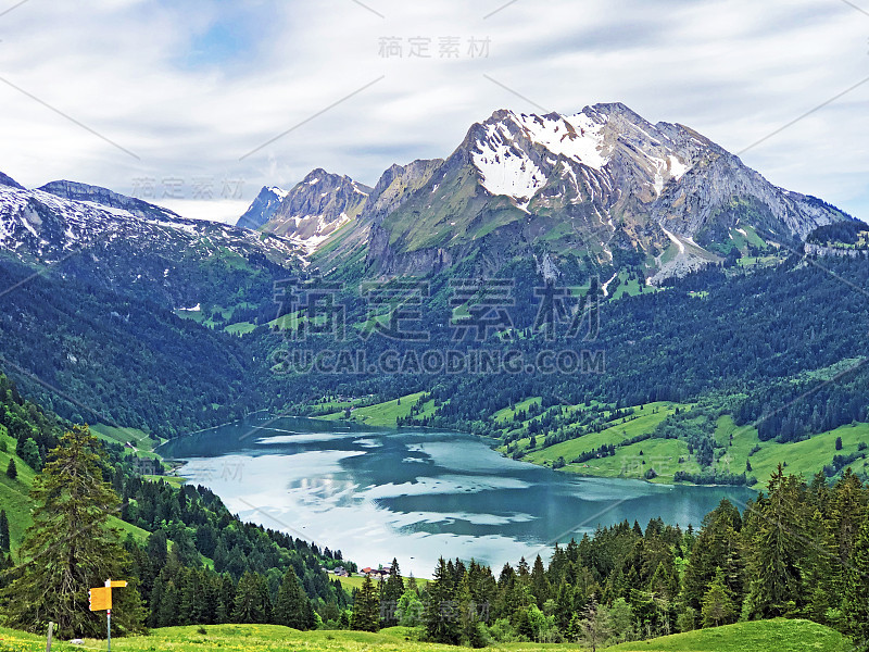 瑞士施维茨的内塔尔州瓦格塔尔湖(Waegitalersee)，在瓦格塔尔河谷或威格特尔山谷徒步旅行和