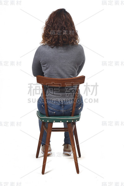 坐在白色背景上的女人