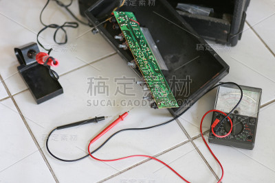 焊锡电路放大器用万用表测量光。
