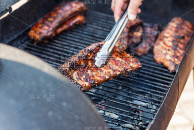 厨师在街头美食节上做排骨