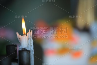 泰国教堂里燃烧的蜡烛