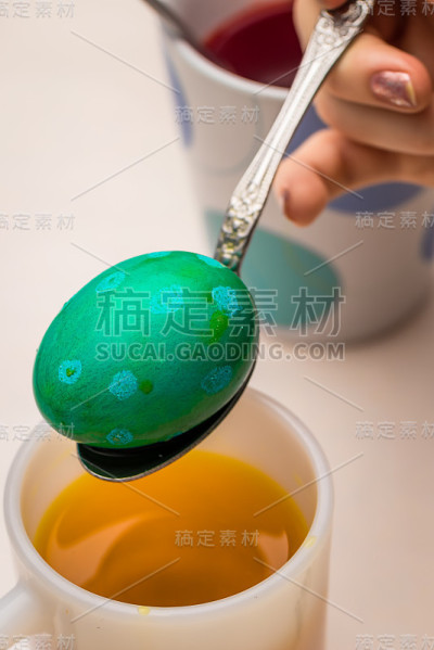 浸泡复活节彩蛋
