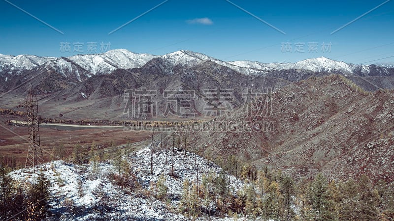 Top view of the mountain landscape在阿尔泰共和国，俄罗斯。