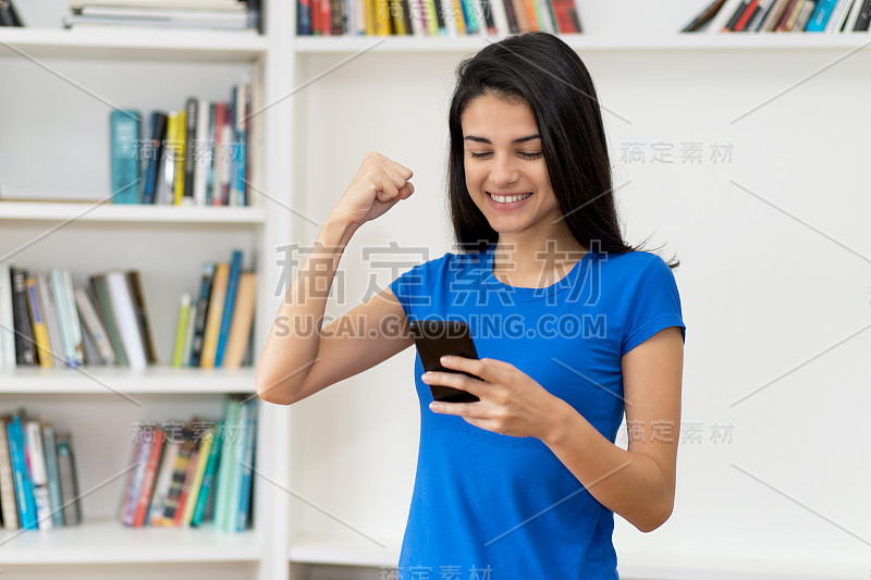 用手机欢呼的西班牙女人
