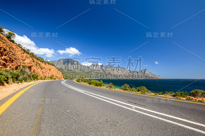 44号公路靠近科格尔湾海滩，位于开普敦附近戈登湾和普林格尔湾之间。霍顿图茨荷兰山脉的背景。