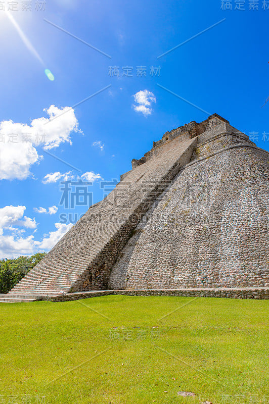 魔术师金字塔，中美洲阶梯金字塔，Uxmal，一个古典时期的古玛雅城市。联合国教科文组织世界遗产