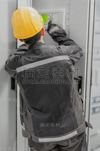 维修工程师测试电压开关设备和舱室控制单元