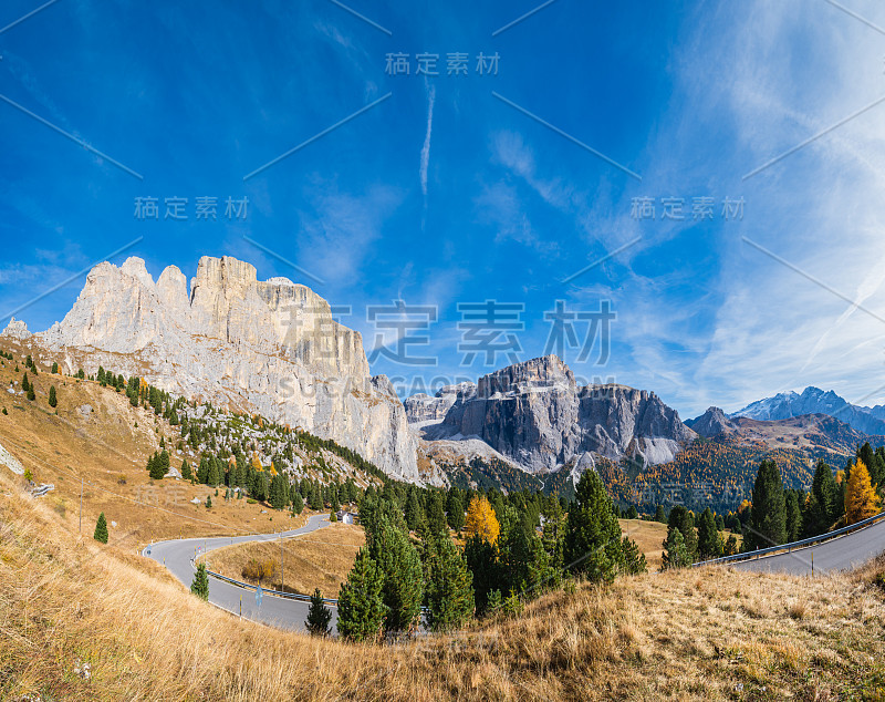 秋天高山白云石岩山景色，苏迪罗尔，意大利。塞拉山口附近宁静的景色。