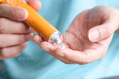 女人的手，她用类固醇敷外型