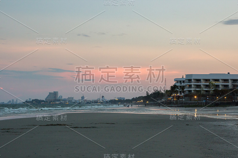 美丽的日落天空和海滩