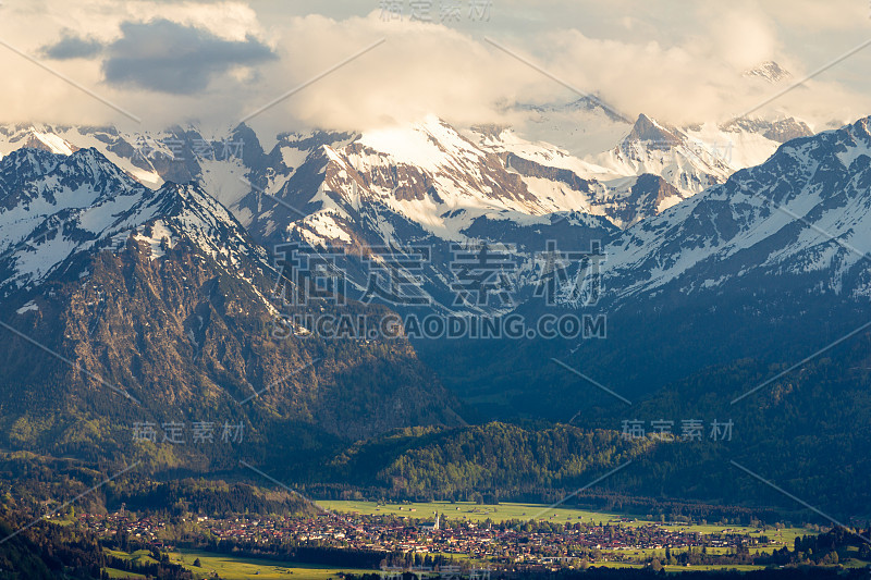 令人惊叹的景色雪山与村庄在山谷。日落或日出在Oberstdorf，德国。